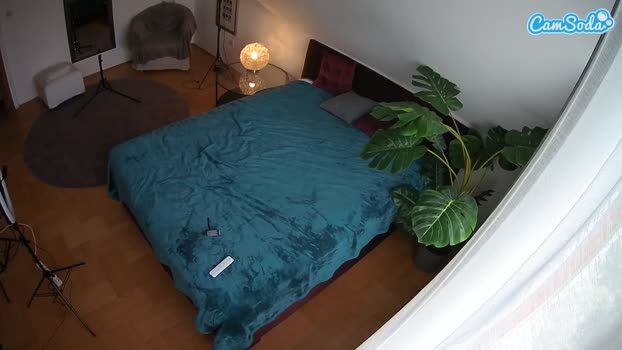 voyeurcam-julmodels-whitebed-5 CamSoda 15-10-2023