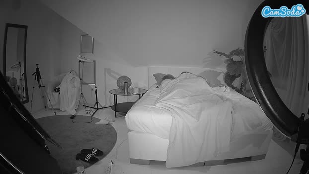voyeurcam-julmodels-whitebed-6