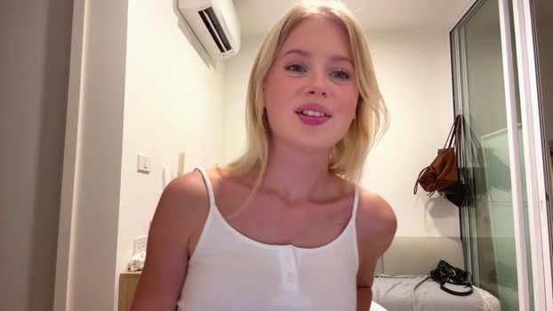 laraineprada fuckme Webcam SHOW @ Chaturbate 02-02-2026