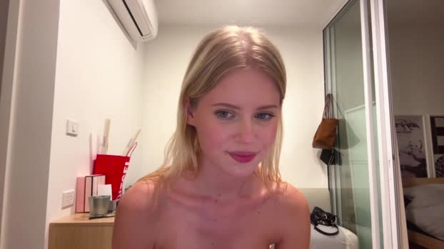 laraineprada toys Webcam SHOW @ Chaturbate 06-02-2026
