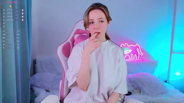 poompoompeach_ 22-07-2026 HD suck legs big spanking